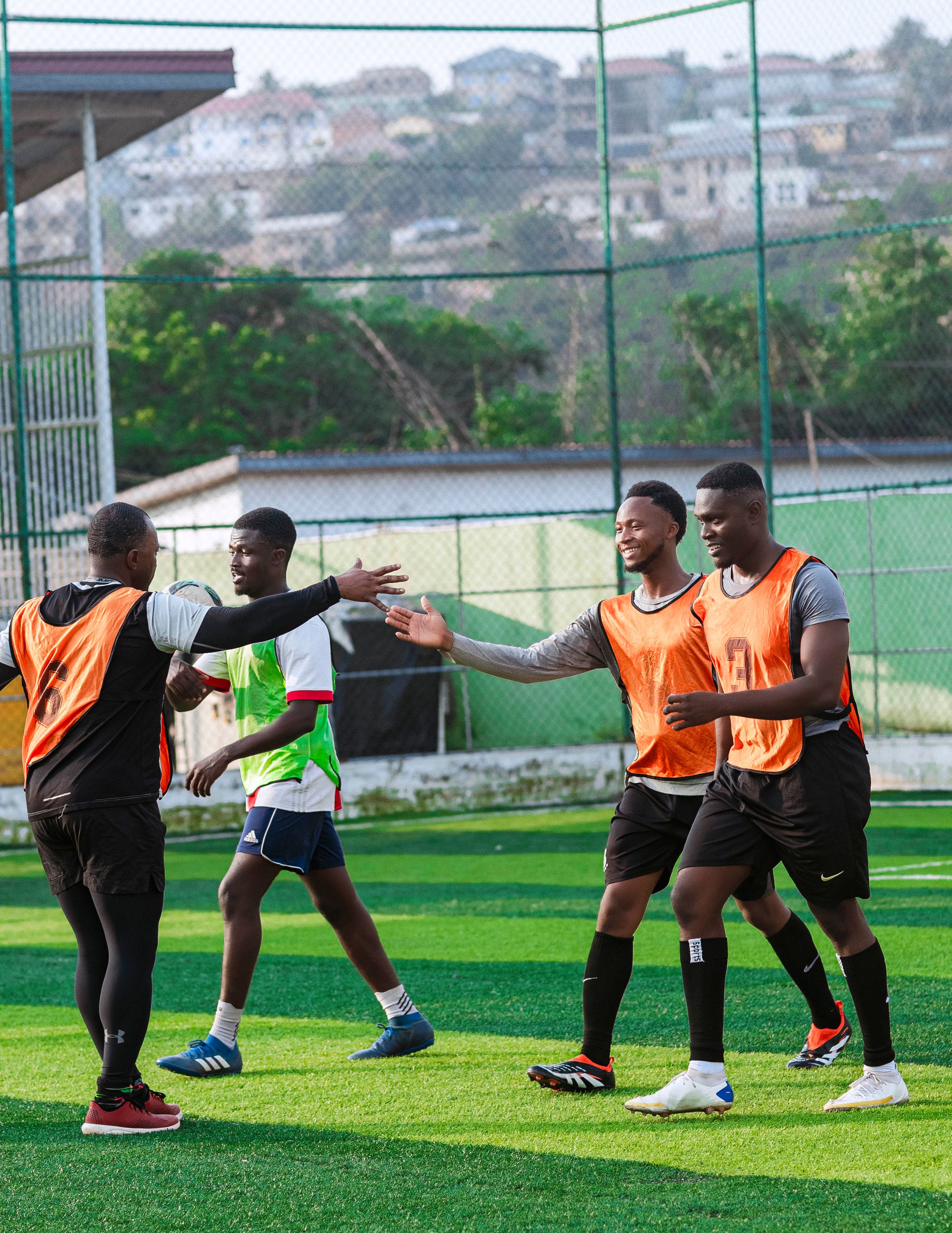 Calcio a 5, a 7 o a 11: differenze di campo, regole e giocatori