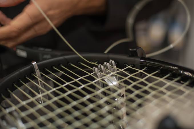 Ogni quanto va incordata la racchetta da tennis? Come capire quando è il momento di cambiare le corde